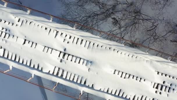 冬天的一天 一座古老的日本铁路桥坐落在山间的山上 被无人驾驶飞机击中 日本的铁路桥旧建筑座落在隧道入口的山岗之间 被大自然摧毁了 — 图库视频影像