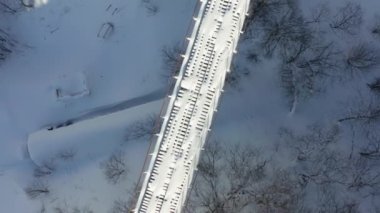 Eski bir Japon demiryolu köprüsü, bir kış günü bir insansız hava aracıyla vurularak tepelerin arasındaki dağlarda yer alır. Demiryolu köprüsünün Japon eski binası, tünelin tepeleri arasında, doğa tarafından tahrip edilmiş..