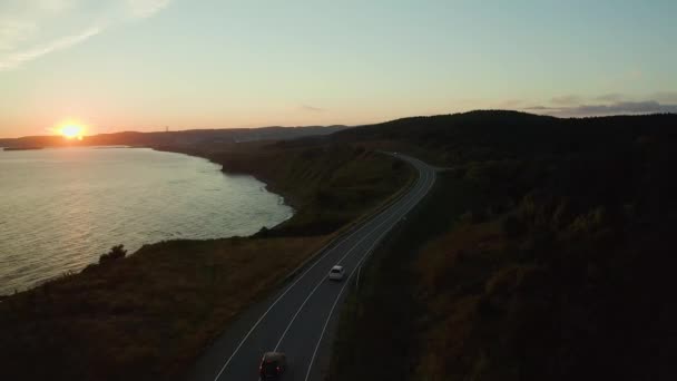 Rodzinny Samochód Jeździ Wieczorem Zachodzie Słońca Latem Wzdłuż Autostrady Nad — Wideo stockowe