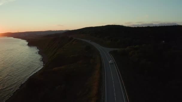 Familjebil Kör Kvällen Vid Solnedgången Sommaren Längs Motorvägen Intill Stranden — Stockvideo