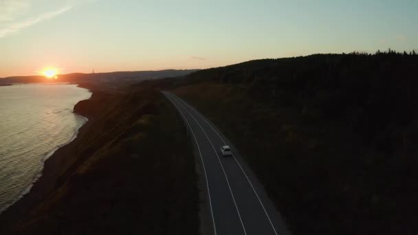 Ένα Οικογενειακό Αυτοκίνητο Οδηγεί Βράδυ Στο Ηλιοβασίλεμα Καλοκαίρι Κατά Μήκος — Αρχείο Βίντεο