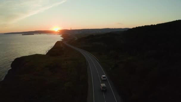 Rodzinny Samochód Jeździ Wieczorem Zachodzie Słońca Latem Wzdłuż Autostrady Nad — Wideo stockowe