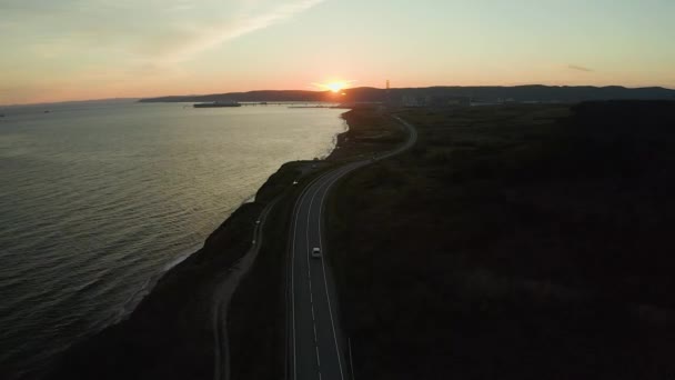 Сімейний Автомобіль Їде Ввечері Заході Сонця Влітку Вздовж Шосе Поруч — стокове відео