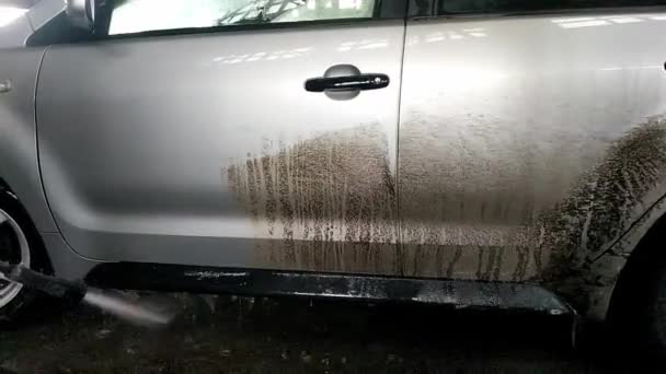 Biltvättmaskin Tvättar Smutsig Bil Med Högtrycksvatten Inomhus Smutsig Bil Rengörs — Stockvideo