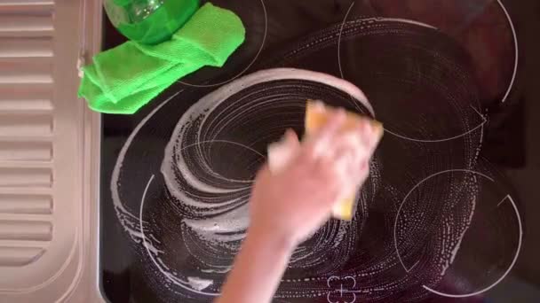 Menina Lava Uma Placa Cerâmica Com Sabão Com Pano Esponja — Vídeo de Stock