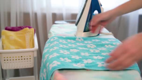 Ein Junges Mädchen Bügelt Saubere Kleidung Auf Einem Bügelbrett Mit — Stockvideo
