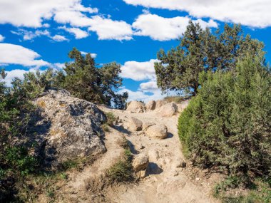 Kırım 'daki kayaların ve bulutların manzarası.