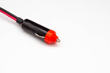 Beyaz arka planda kablo kablosu olan kırmızı siyah bir araba 12v DC prize.