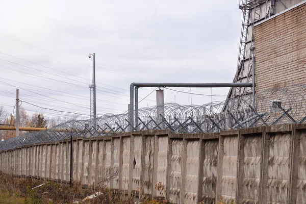 旧厂有铁丝网和栅栏 受保护工业区 电站的围栏 — 图库照片