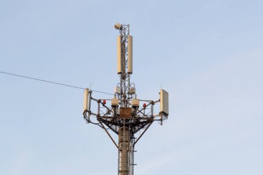 Bulutsuz açık bir gökyüzüne karşı 5G telekomünikasyon kulesi. Kablosuz baz istasyonu.