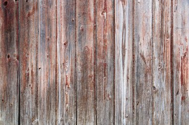 Eski parçalanmış kırmızı dikey tahtaların dokusu. Pembe soyulmuş ahşap duvarın arka planı. Grunge duvar kağıdı kopyalama alanı.