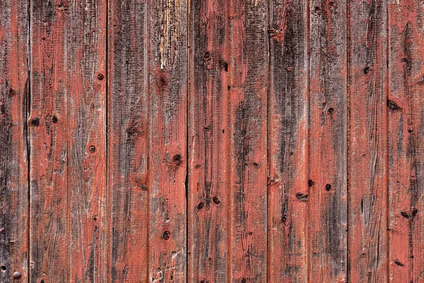 Eski Parçalanmış Kırmızı Dikey Tahtaların Dokusu Pembe Soyulmuş Ahşap Duvarın — Stok fotoğraf