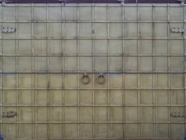 Eski bir demir garaj kapısının dokusu yeşil, kapı tokmağı ve ızgarası var..