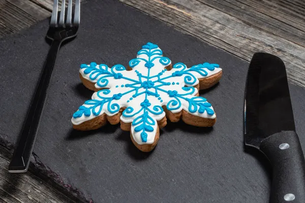 Galletas Jengibre Navidad Forma Copo Nieve Azul Blanco Una Pizarra —  Fotos de Stock