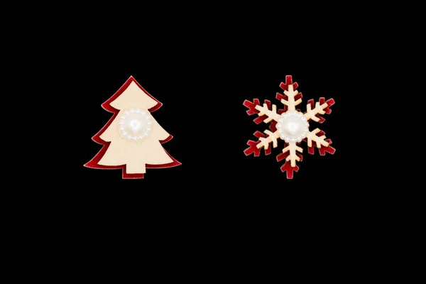 Houten Rode Decoraties Vorm Van Een Kerstboom Sneeuwvlokken Geïsoleerd Een — Stockfoto