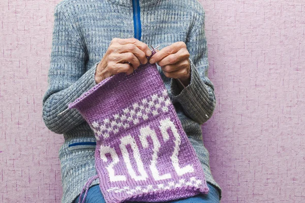 Eine Einsame Alte Frau Strickt Aus Rosa Und Weißem Garn — Stockfoto