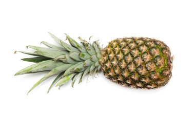 Beyaz arka planda yaprakları olan olgun bir ananas..