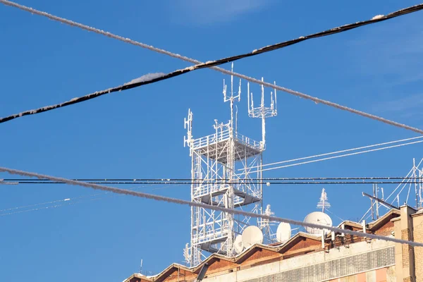 Une Tour Communication Cellulaire Recouverte Rime Sur Fond Ciel Bleu — Photo