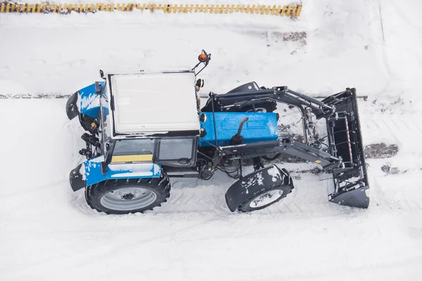 Blue Utility Tractor Cleans Road Snow Yard House Aerial View — Stock Photo, Image