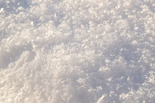 フルフレームで白い雪のクローズアップのテクスチャ 雪片で作られた雪の表面 選択的な焦点 — ストック写真