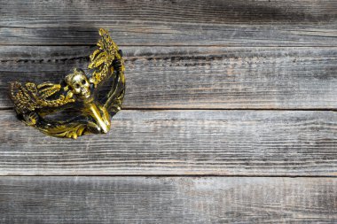 Bronz steampunk maskesi ve tahta bir masanın arka planında kafatası. Festival için Venedik maskesi ve fotokopi alanı. Mardi Gras.