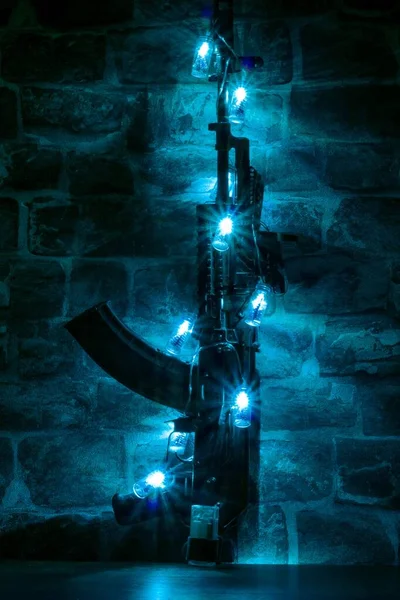 Rifle Automático Asalto Forma Árbol Navidad Decorado Con Una Guirnalda —  Fotos de Stock