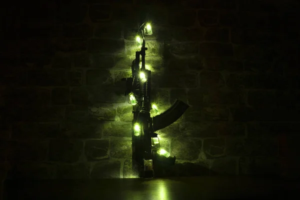 Rifle Automático Asalto Forma Árbol Navidad Decorado Con Una Guirnalda —  Fotos de Stock