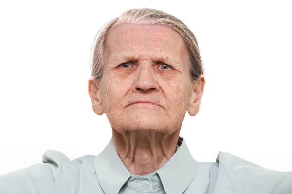 一个悲伤的老妇人的画像 一个生气的老太太的头像特写 祖母的脸上流露出愤怒的情绪 孤独和不幸的养恤金领取者的概念 — 图库照片