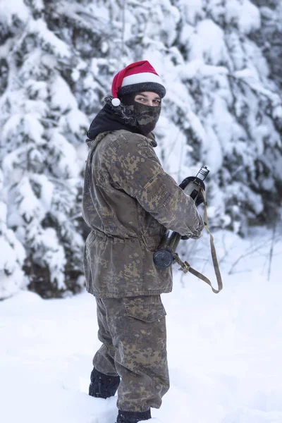 Military Man Camouflage Holding Rocket Launcher Outdoors Soldier Gun Winter — Stockfoto