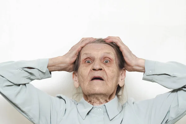 Retrato Estilo Vida Una Anciana Sosteniendo Sus Manos Cabello Sobre — Foto de Stock