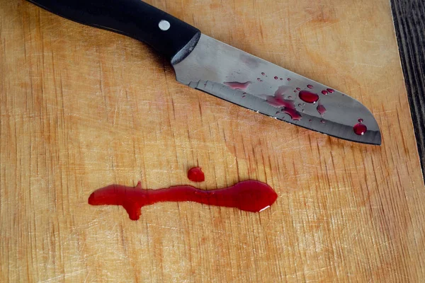 Gotas Sangre Jugo Rojo Una Vieja Tabla Cortar Cocina Sucia — Foto de Stock