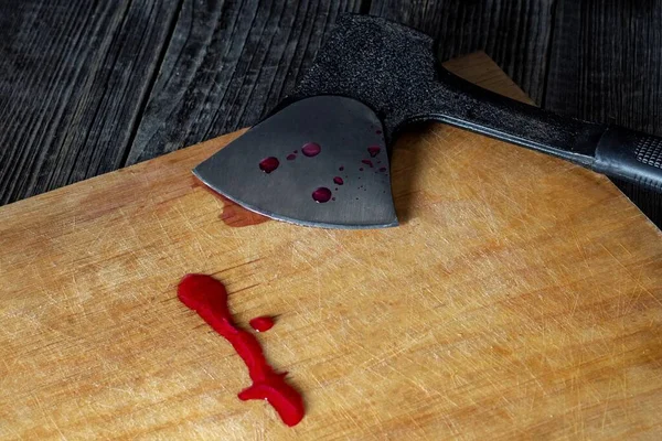 Gotas Sangre Jugo Rojo Una Vieja Tabla Cortar Cocina Sucia — Foto de Stock