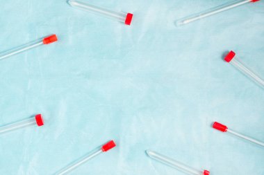 Koronavirüs testi için PCR testi yapın. Steril tıbbi problar tampon borularını süngerden yapılmış mavi bir tıbbi çarşafın üzerinde yatar. Covid 19 tanı konsepti.