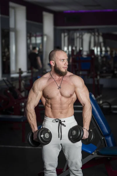 Çıplak Gövdeli Bir Adam Spor Salonunun Arka Planında Poz Veriyor — Stok fotoğraf
