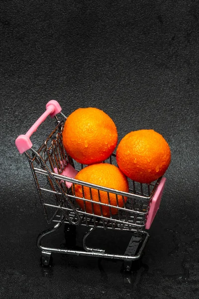 Gewassen Mandarijnen Met Waterdruppels Een Winkelwagen Een Zwarte Achtergrond Het — Stockfoto