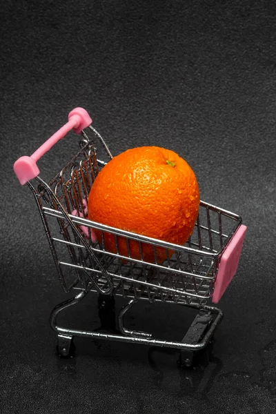 Una Naranja Lavada Con Gotas Agua Carrito Compras Sobre Fondo —  Fotos de Stock