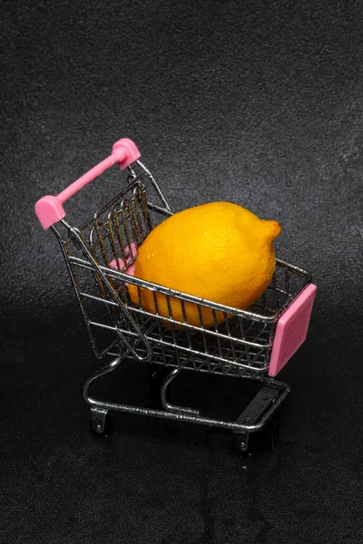 Mosott Sárga Citrom Vízcseppekkel Egy Bevásárlókocsiban Fekete Háttérrel Zöldség Gyümölcsvásárlás — Stock Fotó