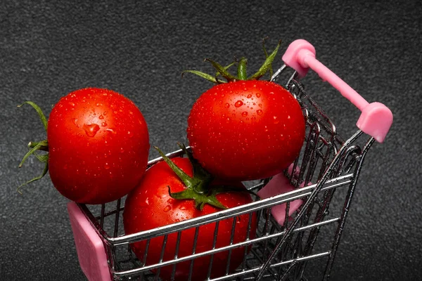 Gewassen Rode Tomaat Met Waterdruppels Een Winkelwagen Een Zwarte Achtergrond — Stockfoto