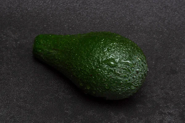 Aguacate Verde Entero Lavado Con Gotas Agua Cerca Sobre Fondo —  Fotos de Stock