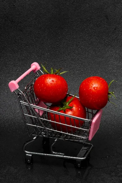 Washed Red Tomato Water Drops Shopping Cart Black Background Concept — Stock Photo, Image