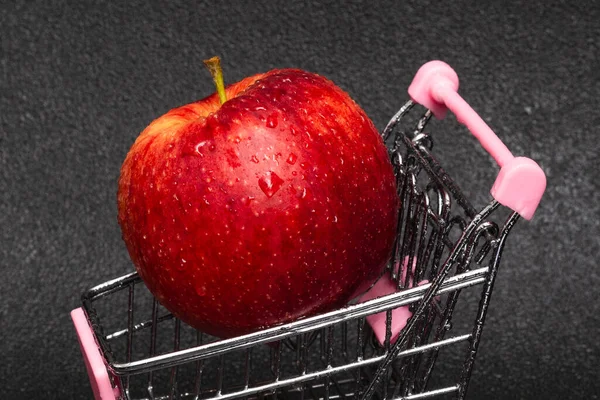 Een Gewassen Rode Appel Met Waterdruppels Een Winkelwagen Een Zwarte — Stockfoto
