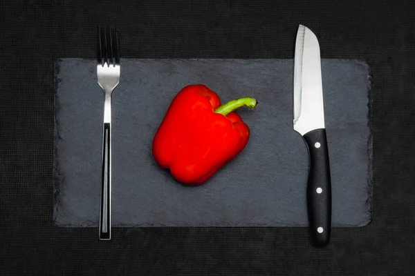 Pimiento Rojo Con Tenedor Cuchillo Pizarra Negra Concepto Dieta Preparación — Foto de Stock