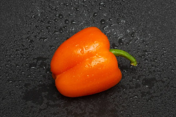 Tvättad Orange Bell Pepper Med Vatten Droppar Svart Bakgrund — Stockfoto