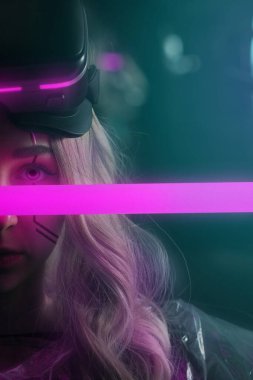 Sanal gerçeklik gözlüklü bir kızın gelecekteki portresi. Moda siberpunkunda büyütme implantı olan bir kadın. Meta evren kavramı. Mavi ve pembe neon ışıklar.