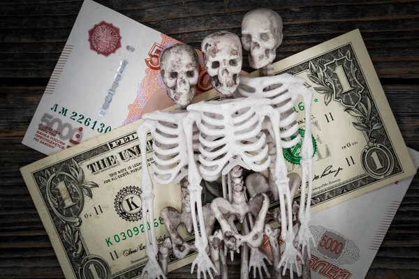Een Dollarbiljet Naast 5000 Roebel Onder Skeletten Dood Botten Schedel — Stockfoto