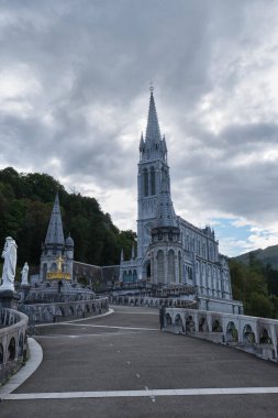 Fransa 'nın Lourdes leydisinin mabedi. Bakire Meryem tarikatına adanmış bir yer.