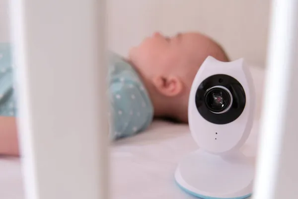 Babymonitor Kamera Vakar Över Vit Bebis Medan Han Sover Spjälsängen Stockbild