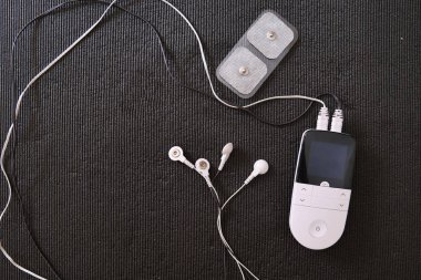 Elektrostimülasyon ekipmanları onlarca ve arka planda spor fitness ve fizyoterapi tedavileri için kullanılan EM..