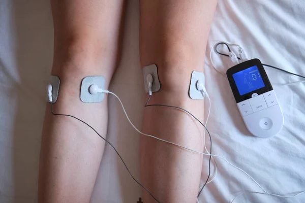 Tratamiento Electroestimulación Electrodos Rodilla Una Mujer Irreconocible Recibir Tratamiento Estrés — Foto de Stock