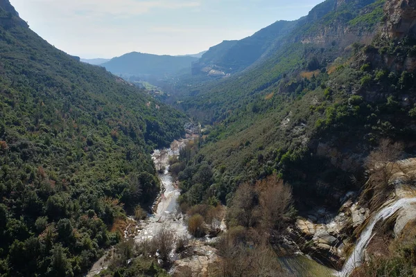 サンミケル ファイの山間部で10代の川がバルセロナの谷を渡り — ストック写真